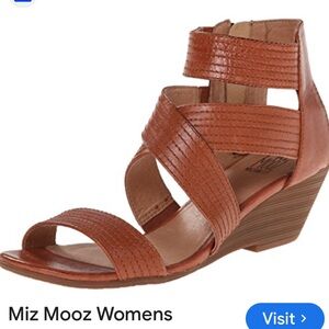 Mix Mooz Dayna Brown Strappy Zip Up 2” Heel Wedge Sandals. Size 9/40